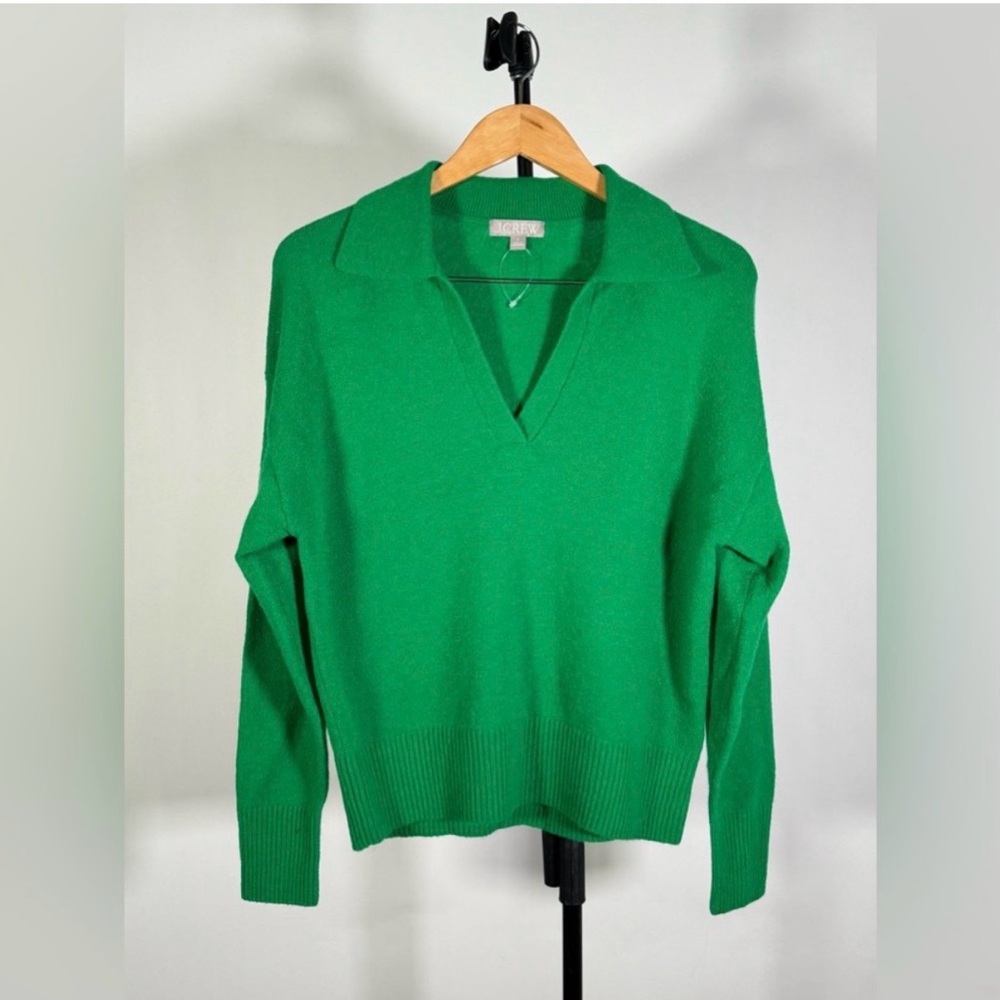A collared V-neck sweater and super soft yarn